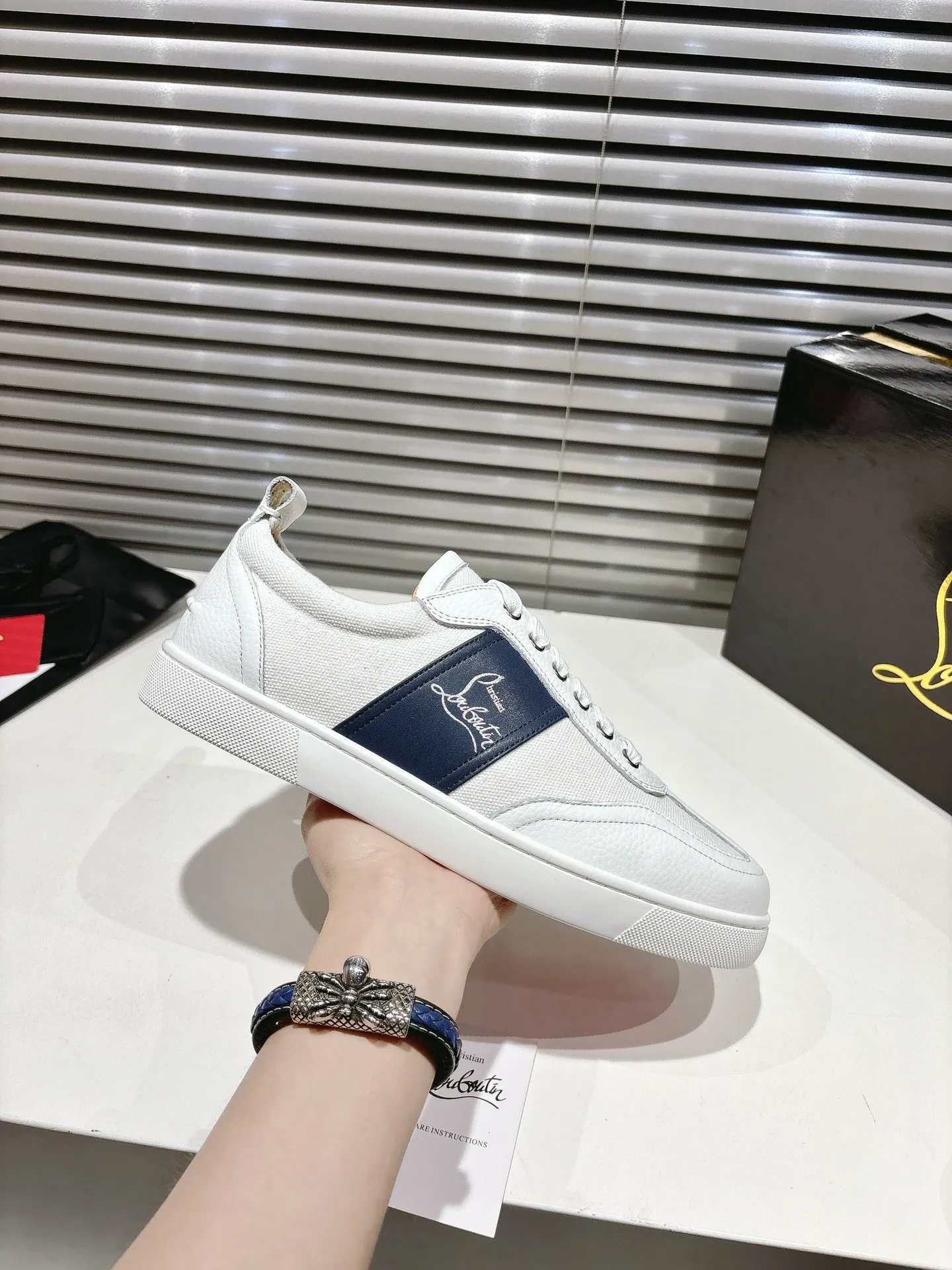 👟👟Ex-factory price 700👟👟 ╔Low top logo sports shoes╗ ·Top version customization·2025𝐬𝐬 𝑪𝒉𝒓𝒊𝒔𝒕𝒊𝒂𝒏 𝑳𝒐𝒖𝒃𝒐𝒖𝒕𝒊𝒏 Retero flat sneakers are smooth and crafted in white grained calfskin and canvas. It is decorated with a stylish side strap with the iconic Maison Christian Louboutin logo, contrasting with Cuoio brown leather for an effortlessly stylish look. This modern sneaker combines a retro '70s look with modern sophistication, featuring a flexible construction. ▪️No matter the last type, fabric, rhinestones, nails, lining, outsole, it is as close as possible to ZP... ▪️The original sole is specially provided by the original factory ▪️The lining is imported water-dyed cowhide ▪️Private customization time is about 3-7 days —————— Size: Women's 35M-41M Men's 38M-47M
